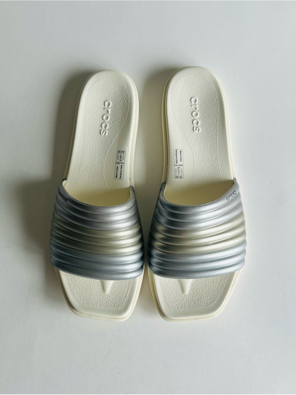 Crocs White Gray Silver Rubber Flip Flops Sandals size 7